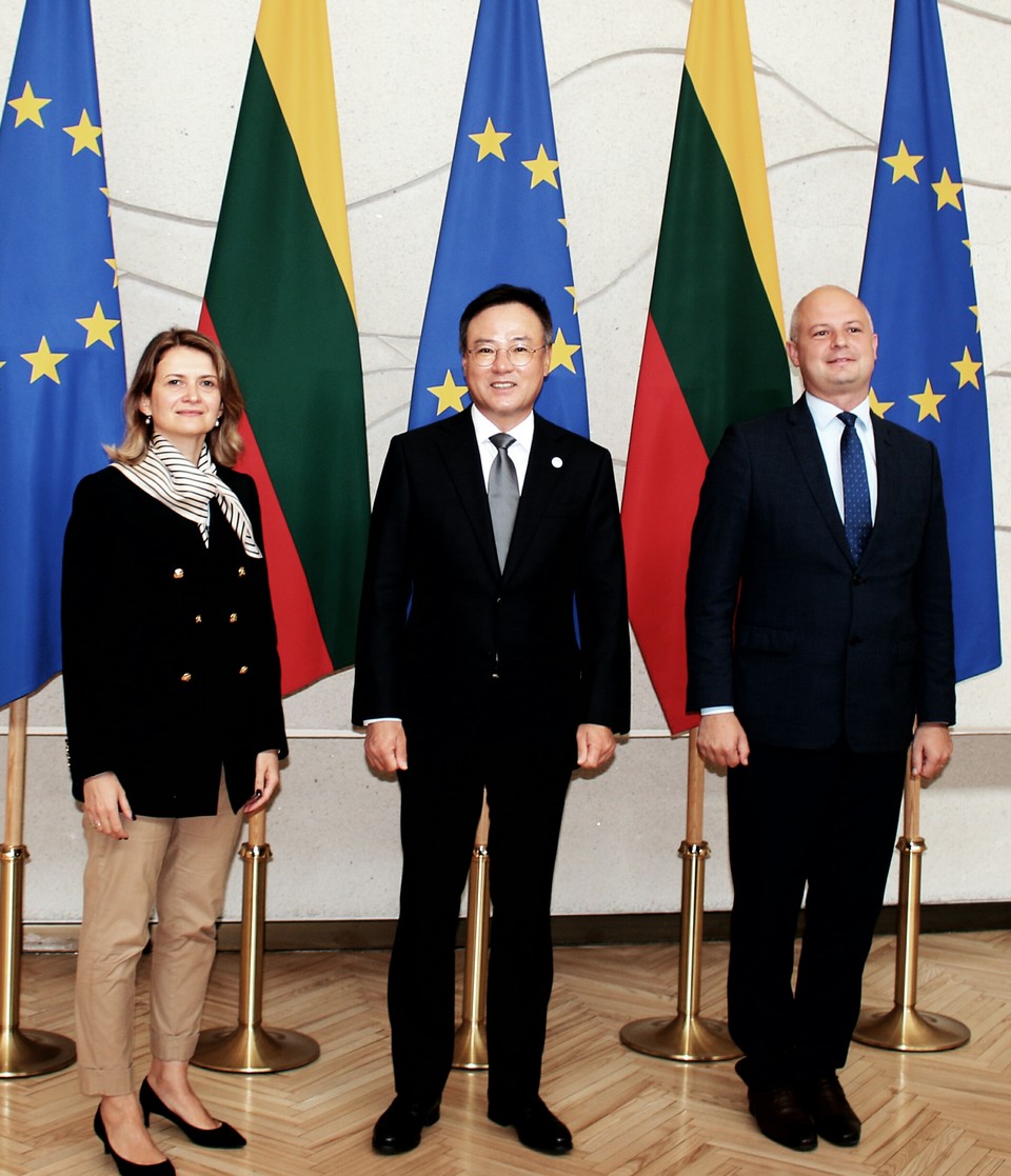 (왼쪽부터)기에드레 발시티테(Giedre Balcytyte) 국무실장, 장동현 SK수펙스추구협의회 커뮤니케이션위원장 겸 SK 부회장, 시모나스 겐트빌라스(Simonas Gentvilas) 환경부 장관이 기념촬영을 하고 있다. (사진=SK 제공)