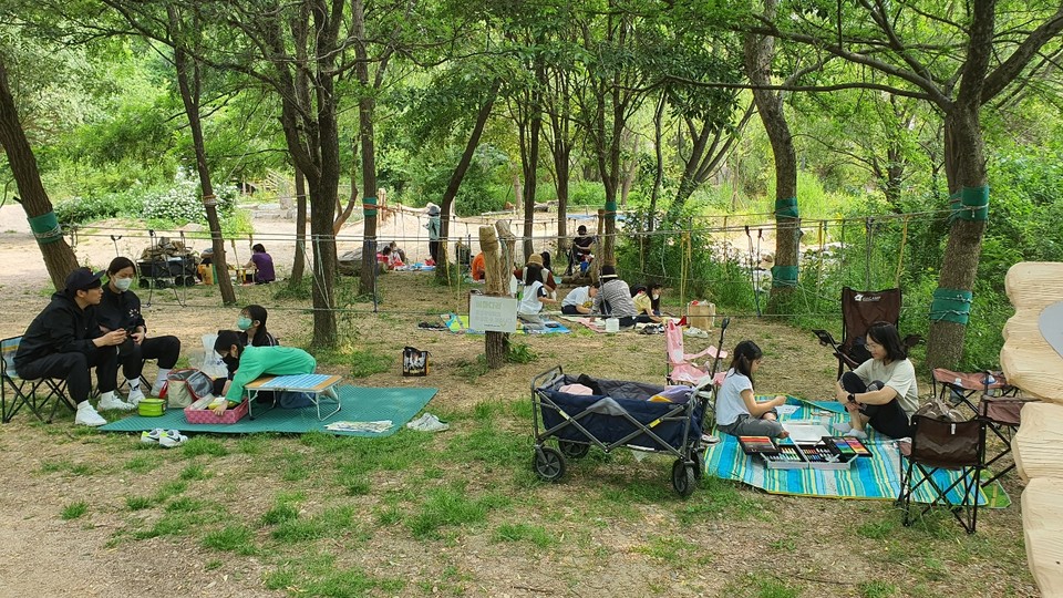 올 5월 서울 여의샛강생태공원에서 열린 수달 그림 그리기 대회에 참가한 학생들이 그림 그리기에 열중하고 있다.(사진=)