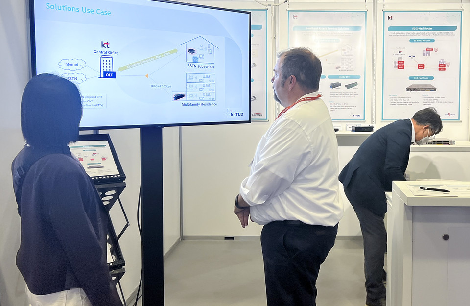 KT 관계자가 관람객에게 출품 장비를 소개하는 모습. (사진=KT 제공)