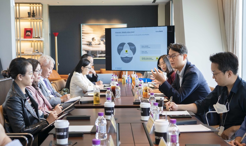이수영 카카오뱅크 전략총괄(오른쪽 두 번째)이 20일 서울 영등포구 카카오뱅크 여의도 오피스에서 쩐반(왼쪽 세 번째) 등 베트남 핀테크 연구단에 5주년 성과 및 향후 성장 전략 등을 설명하고 있다. (사진=카카오뱅크 제공)
