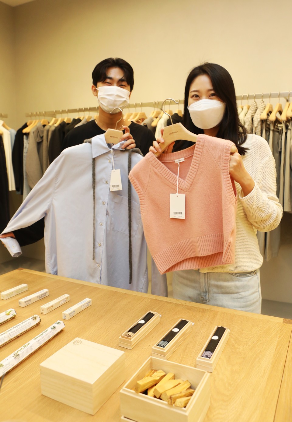 20일(화) 서울 송파구에 위치한 잠실 롯데월드몰에서 모델 2명이 '모노하' 매장에서 상품을 들고 있는 모습. (사진=롯데쇼핑 제공)