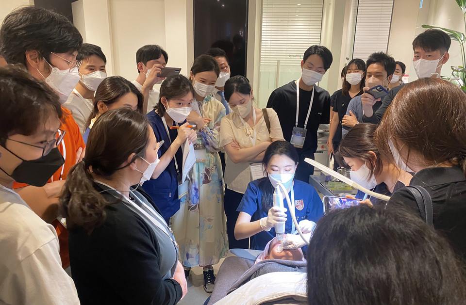 이지민 원장이 ‘ASCE+ SRLV’의 피부 흡수를 높이는 시술법 시연을 진행하고 있다. (사진=LG화학 제공)