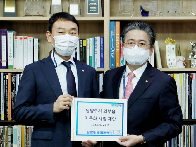 (왼쪽부터)김용민 의원과 한전 정승일 사장. (사진=김용민 의원실 제공)