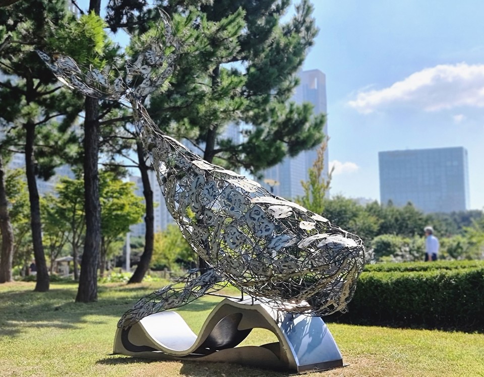 고래 조형물(작품명The breath of a whale, 작가 이한주, 성희선, 김로사). (사진=포스코건설 제공)