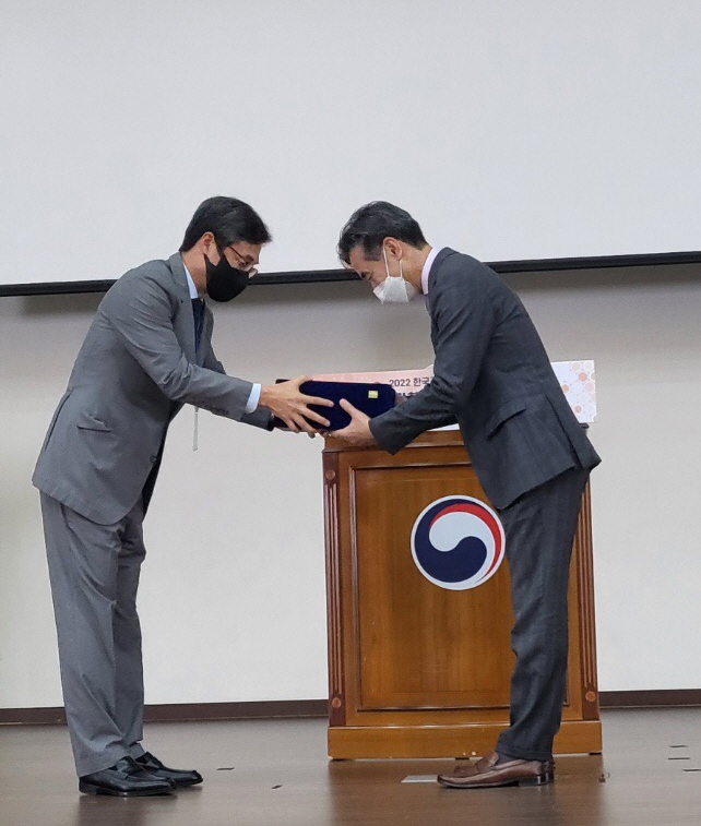 전영태 한수원 상생협력처장(오른쪽)이 23일 세종컨벤션센터에서 열린 제1회‘한국 ESG 혁신정책 대상’에서 최고상인 대상을 수상하고 있다. (사진=한수원 제공)