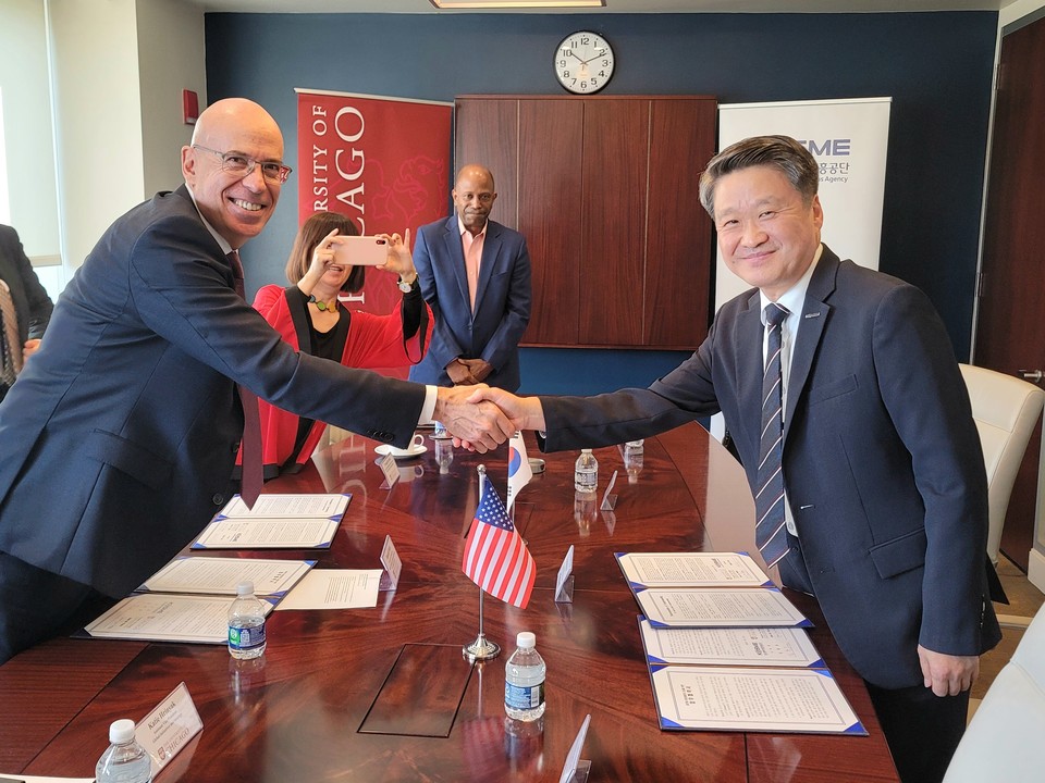 23일(금) 미국 시카고에서 열린 중진공-시카고대 업무협약식에서 김학도 중진공 이사장(오른쪽), 후안 데 파블로(Juan de Pablo) 시카고대 수석부총장(왼쪽)이 악수를 하고 있다. (사진=중진공 제공)