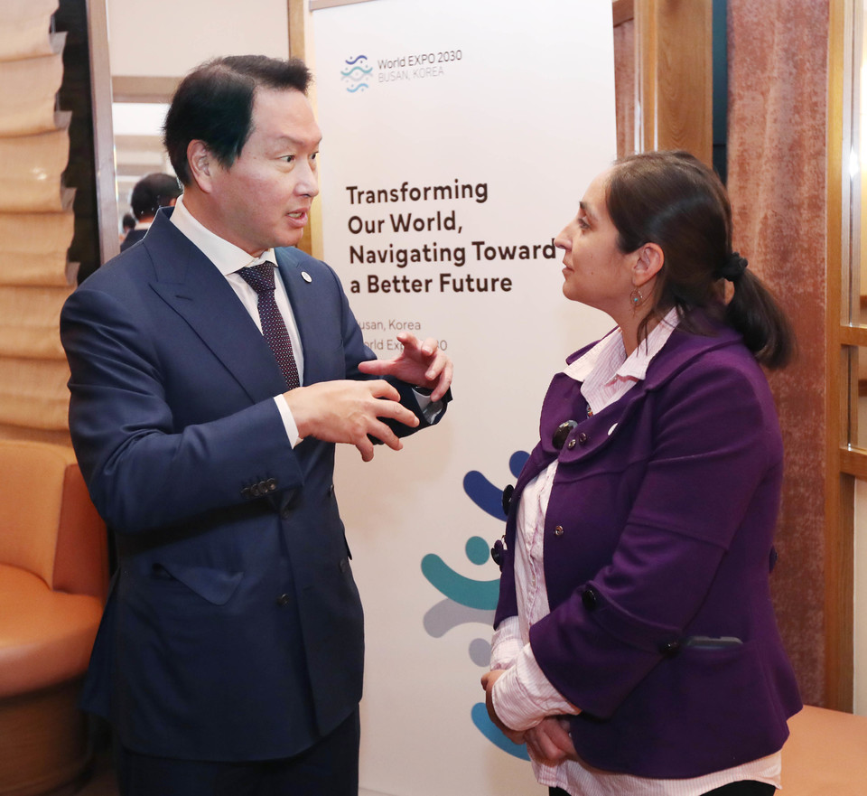 최태원 대한상의 회장(왼쪽)이 실비아 멘도자 (Sylvia Paola Mendoza Elguea) 주UN 멕시코 차석대사와 환담을 하고 있다. (사진=대한상의 제공)