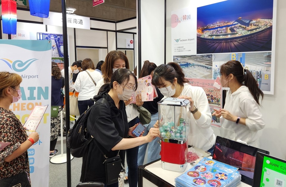 일본 도쿄 빅사이트 컨벤션센터에서 열린 ‘투어리즘 엑스포 재팬 2022’에서 인천공항 부스를 방문한 외국인들을 대상으로 홍보행사를 진행 하고 있다. (사진=인천국제공항공사 제공)