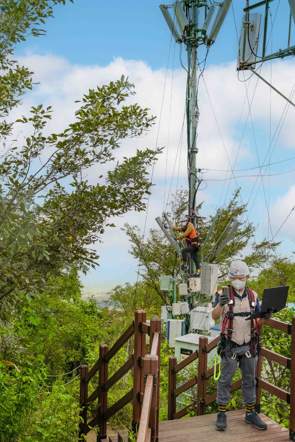 SK텔레콤 자회사 SK오엔에스 엔지니어들이 경기 파주시 산악지역에 설치된 중계기 장비를 점검하는 모습. (사진=SK텔레콤 제공)
