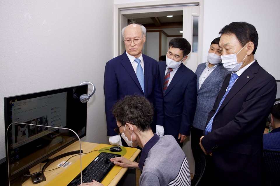 점자정보기기를 사용하는 모습. (사진=한전KDN 제공)