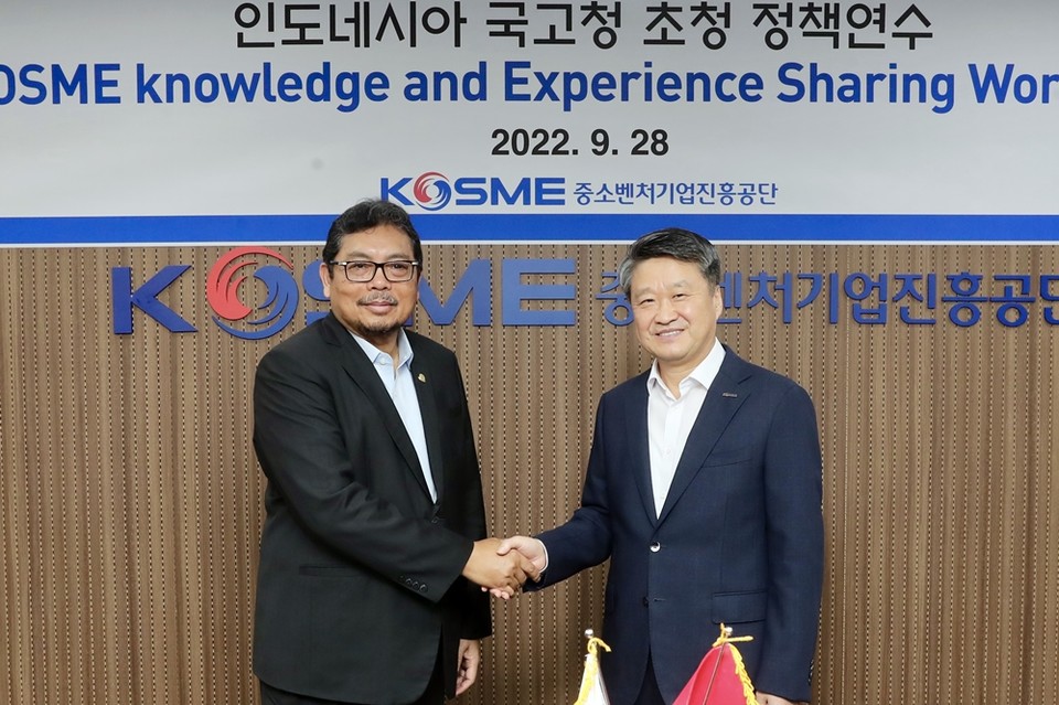 28일(수) 진행된 인도네시아 공무원 사절단 초청 정책연수에서 하디얀또(Hadiyanto) 국고청장(왼쪽)과 김학도 중진공 이사장(오른쪽)이 기념촬영을 하고 있다. (사진=중진공 제공)