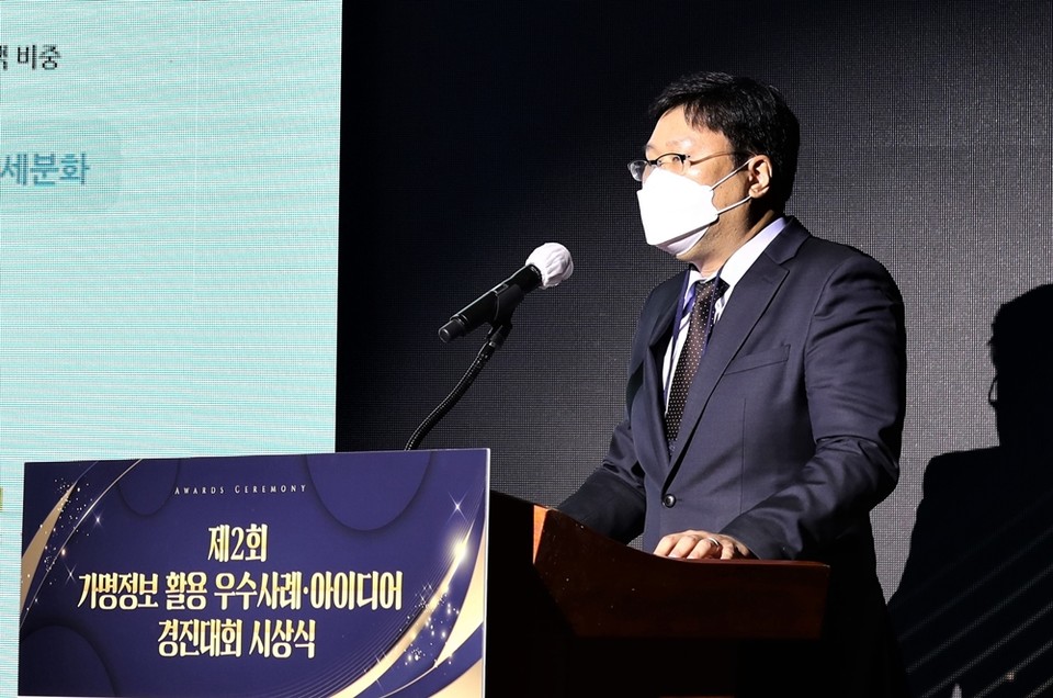 '2022 가명정보 활용 우수사례 경진대회'에서 대상을 수상한 하경태 카카오뱅크 신용리스크모델링 팀장이 30일 서울시 중구 포스트타워에서 '카카오뱅크 스코어'에 대해 발표하고 있다. (사진=카카오뱅크 제공)