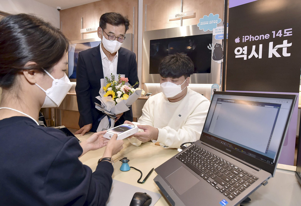 매장에서 개통을 진행하는 모습. (사진=KT 제공)