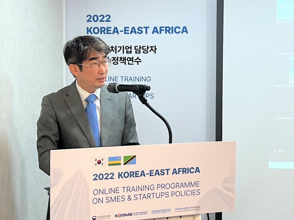 7일(금) 동아프리카 정책담당자 비대면 연수에 참석한 김문환 글로벌성장본부장. (사진=중진공 제공)