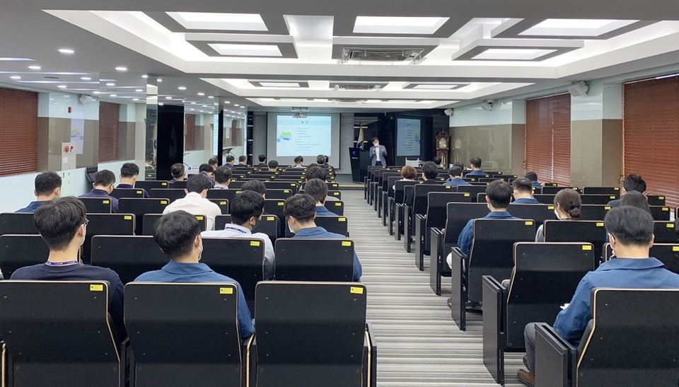 한밭대학교 교수로 재직 중인 유병로 청렴옴부즈만이 한국가스기술공사 본사에서 임직원 대상 청렴교육을 진행하고 있다. (사진=한국가스기술공사 제공)