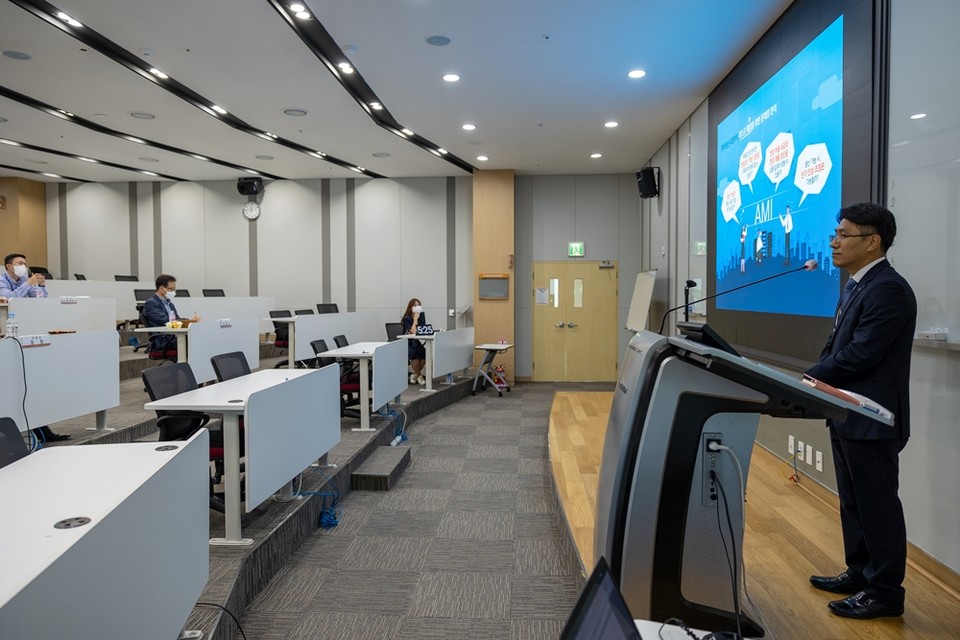 경진대회 발표자가 발표를 하고 있다. (사진=한전KDN 제공)