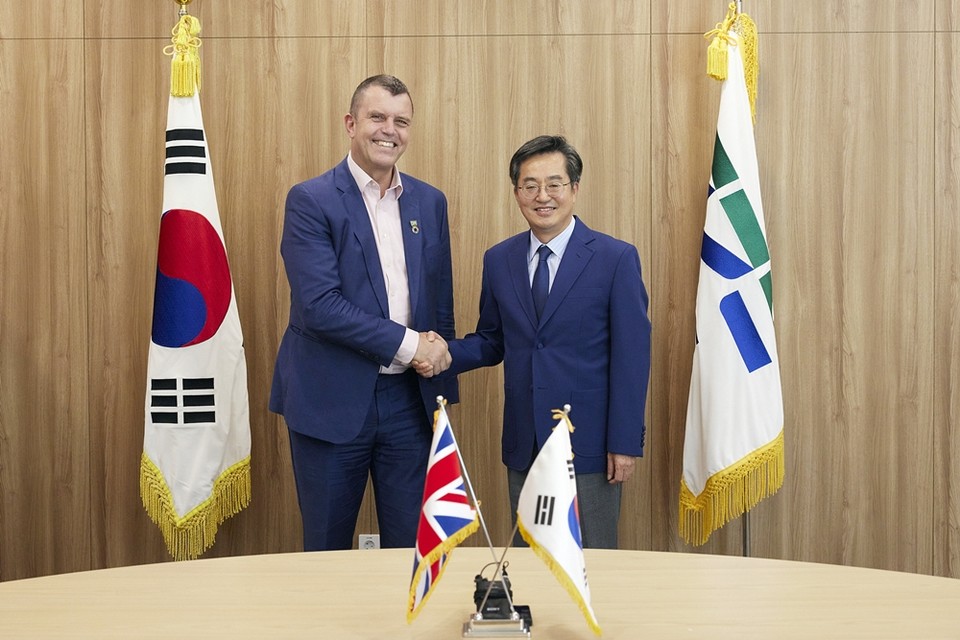 나이젤 토핑 COP26 기후대응대사(왼쪽)와 김동연 지사(오른쪽)가 기념촬영을 하고 있다. (사진=경기도 제공)