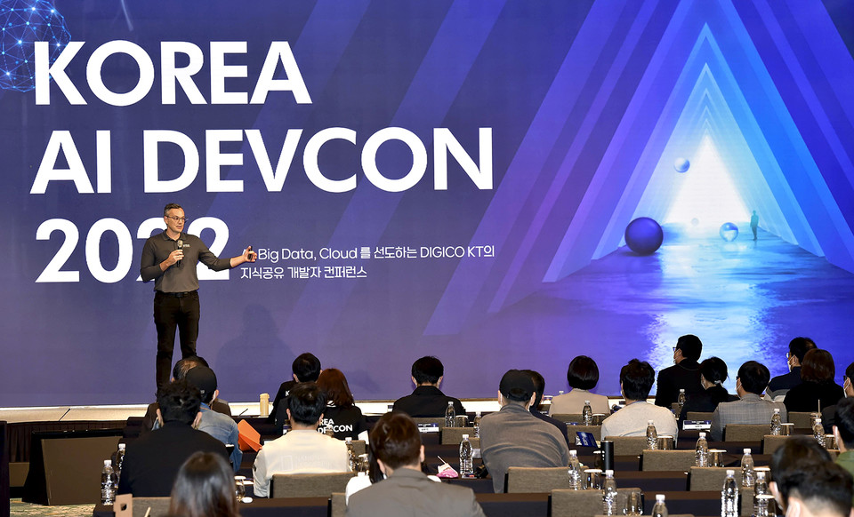 AMD의 Ian Ferreira 시니어 디렉터가 AMD의 AI 기술에 대해 발표하는 모습. (사진=KT 제공)