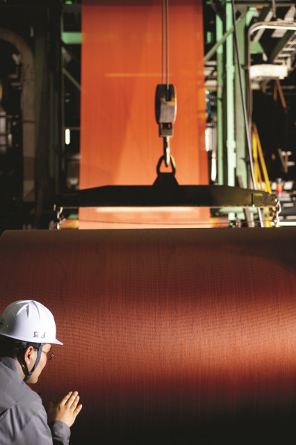 폐PET병을 세척, 파쇄해 다시 가공하는 물리적 방식으로 재활용한 PET. (사진=효성첨단소재 제공)