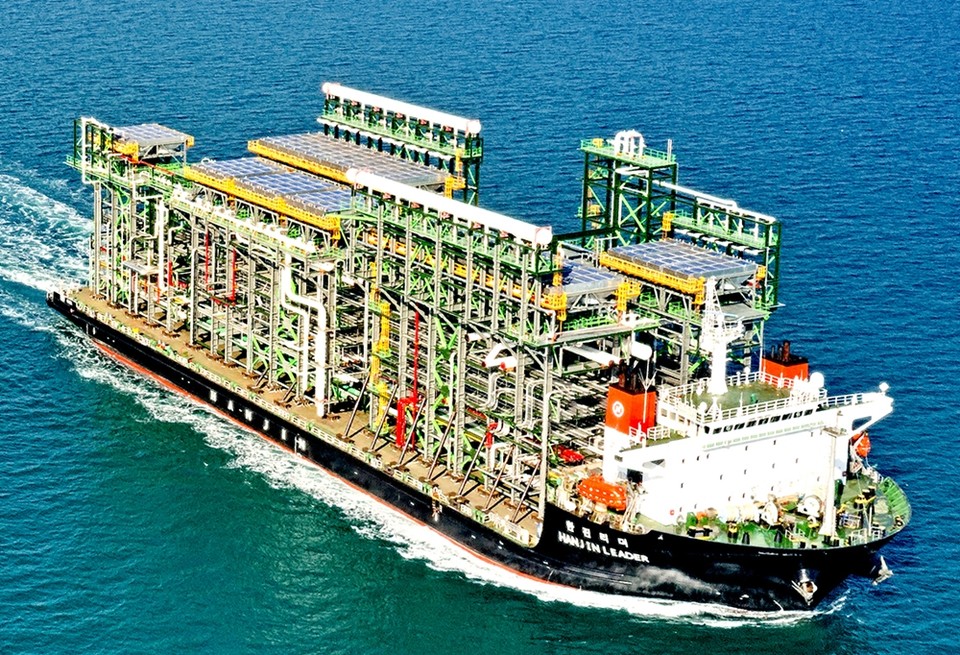 한진리더호가 중량 모듈을 운송하고 있다. (사진=㈜한진 제공)