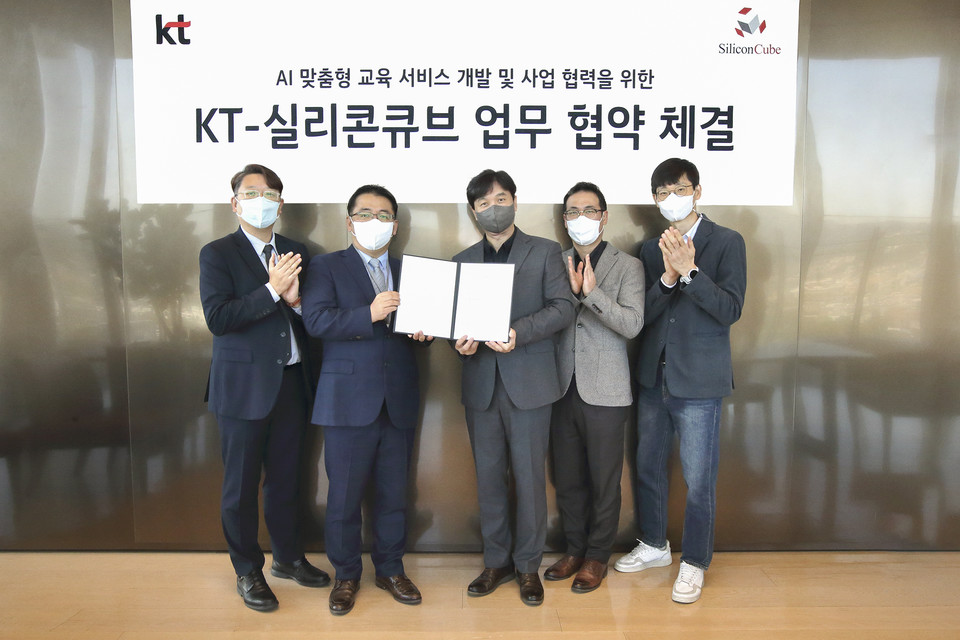 실리콘큐브 임종윤 대표와 KT 박정호 커스터머DX사업단장(오른쪽)이 업무 협약 체결을 마치고 관계자들과 기념 촬영을 하는 모습. (사진=KT 제공)