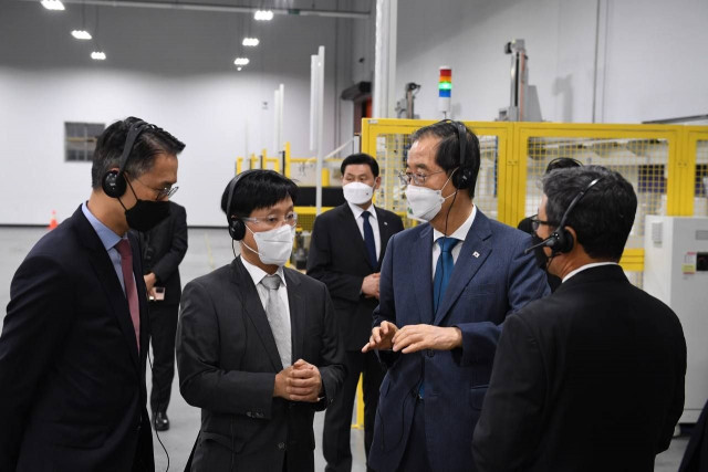 류성주 미국제조본부장(왼쪽에서 두 번째)이 한덕수 국무총리에게 미국 태양광 시장 현황에 대해 설명하고 있다. (사진=한화솔루션 제공)