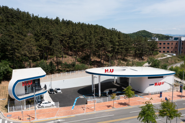 한국가스공사는 10월 17일부터 전국 11개 혁신도시 최초로 대구 혁신도시 H2U 수소충전소에서 일반인이 직접 연료를 주입할 수 있는 셀프 충전 실증 사업을 개시한다. (사진=한국가스공사 제공)