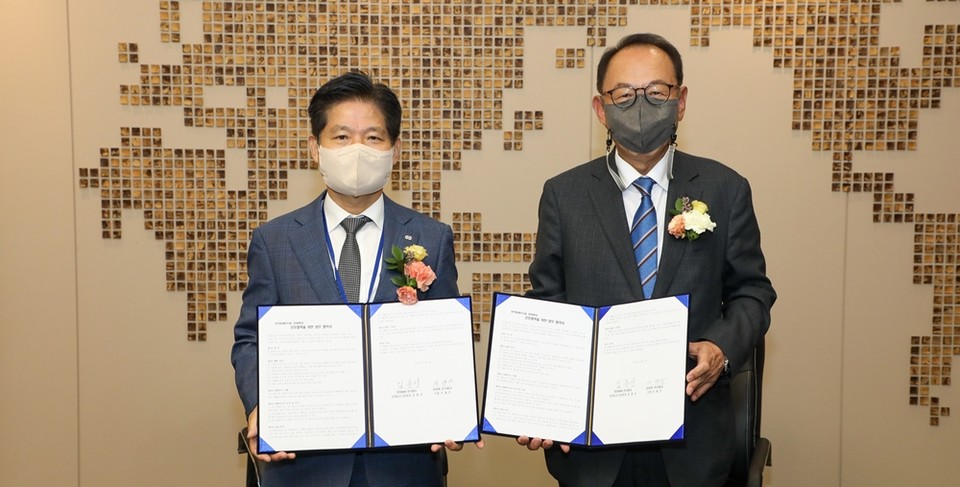(왼쪽부터)협약식 서명에 참석한 김종선 한전KDN 전력ICT기술원장과 이광우 코위버 사장. (사진=한전KDN 제공)