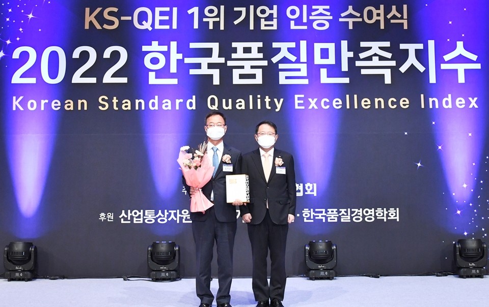10월 21일 서울 롯데호텔에서 ‘2022 한국품질만족지수 1위 기업 인증 수여식’이 열린 가운데 한전KPS 김석곤 품질경영처장(왼쪽)이 인증패를 받고 한국표준협회 강명수 회장과 기념촬영을 하고 있다. (사진=한전KPS 제공)