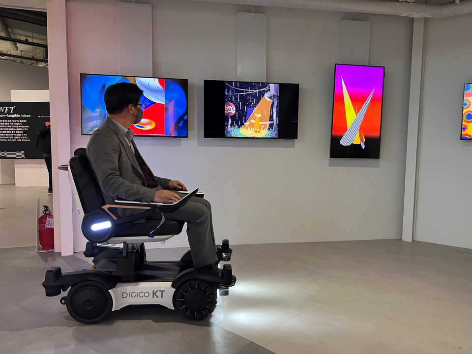 동대문디자인플라자에서 KT 자율주행 스마트로봇체어를 이용해 전시물을 관람하는 모습. (사진=)