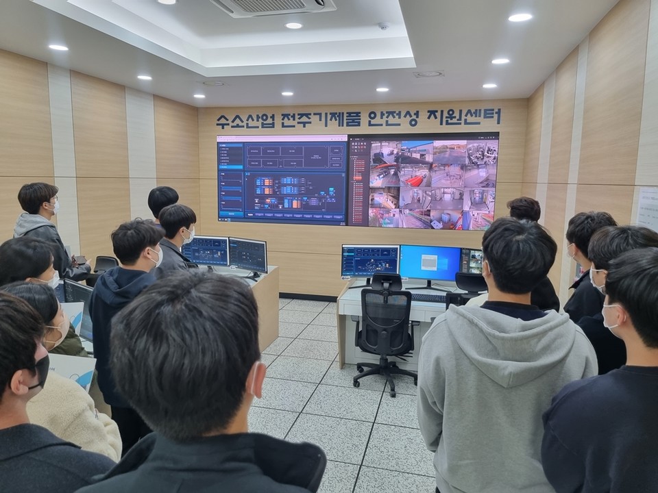 SC 공공기관 일자리 투어 참여 학생들이 수소전주기센터 전산설비를 살펴보고 있다. (사진=한국가스기술공사 제공)