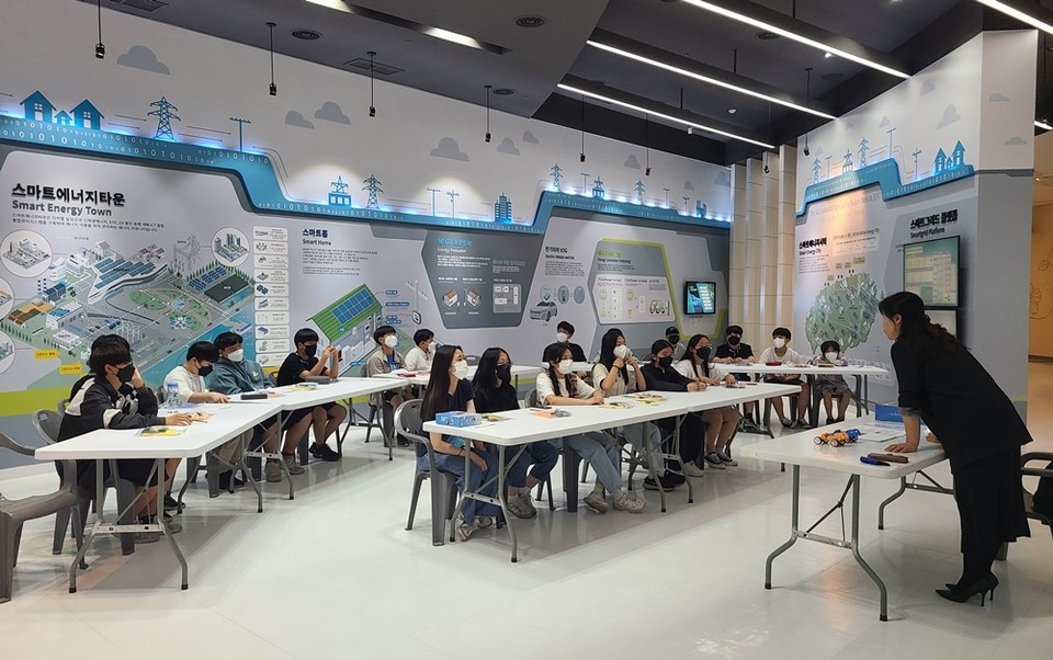 도내 학생들이 CFI에너지미래관에서 CFI 에너지 교육을 체험하고 있다. (사진=공사 제공)
