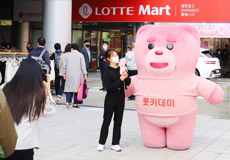 27일, 서울 중구에 위치한 롯데마트 서울역점에서 고객들이 '벨리곰 소환 이벤트'에 참여하고 있다. (사진=롯데마트 제공)