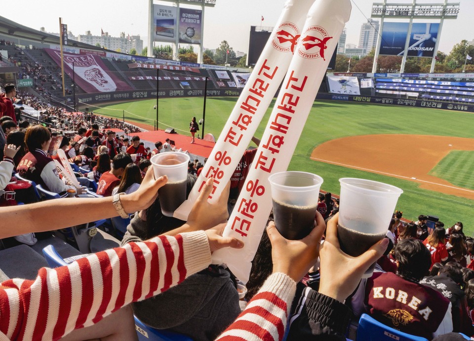 ‘2022 연고전’에 참가한 학생들이 다회용컵을 사용하는 모습. (사진=SKT 제공)