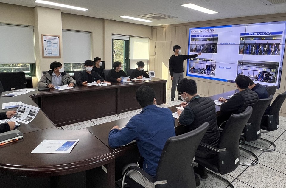 강사가 세미나 참가자를 대상으로 제어 컨트롤러 구성을 설명하고 있다. (사진=공사 제공)