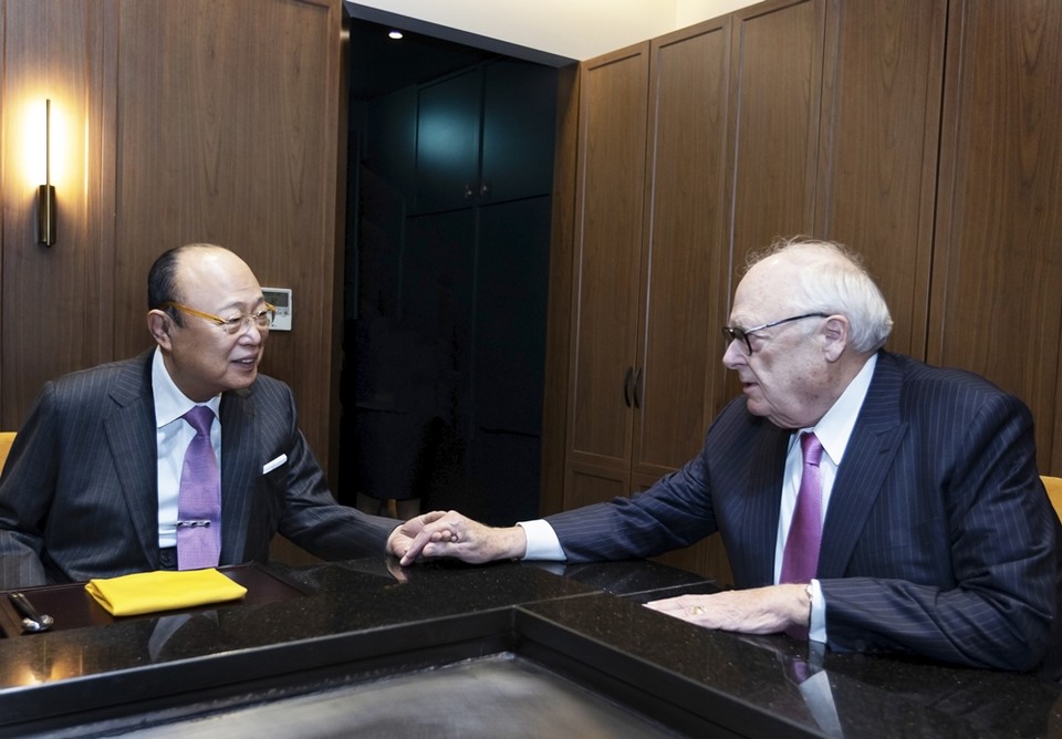 한화그룹 김승연 회장(왼쪽)은 8일 저녁 서울 더플라자 호텔에서 에드윈 퓰너 美 헤리티지재단 아시아연구센터 회장과 만찬을 가졌다. (사진=한화 제공)