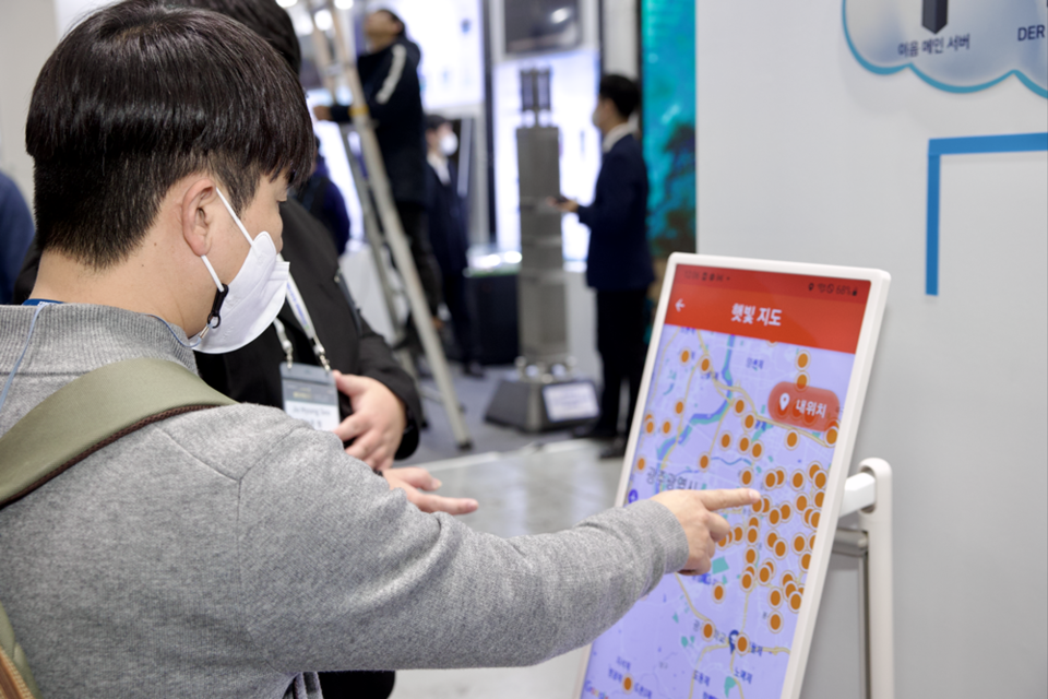 KDN형 에너지ICT플랫폼 서비스 Eum을 체험하는 관람객. (사진=한전KDN 제공)