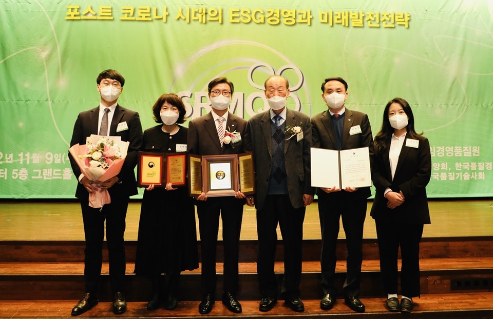 (왼쪽 세 번째부터)김봉균 한전KDN 기획관리본부장, 박성현 사회적책임경영품질원 회장이 기념촬영을 하고 있다. (사진=한전KDN 제공)