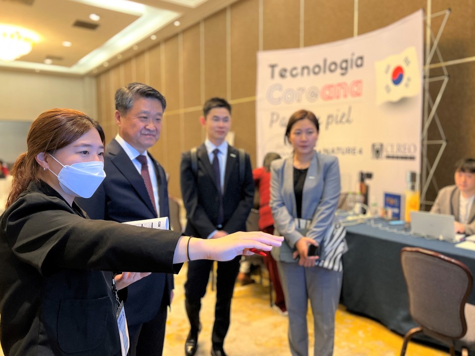 김학도 이사장(왼쪽 두 번째)이 한-멕시코 기술교류 상담회에 참석해 메타버스 전시관을 확인하고 있다. (사진=중진공 제공)