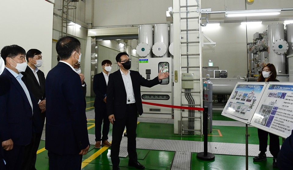 계통계획처 이철휴 처장이 LH 신경철 국토도시개발 본부장 및 도시계획처 관계자에게 주민친화적 345kV 신양재 변전소에 대해 현장안내를 하고 있다. (사진=한전 제공)