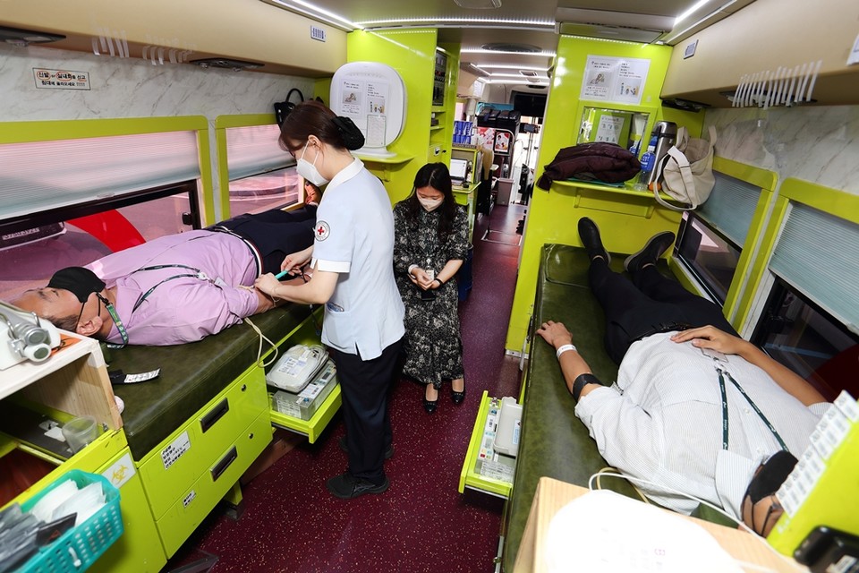 한국석유공사 직원들이 사랑의 단체헌혈을 하고있다. (사진=한국석유공사 제공)