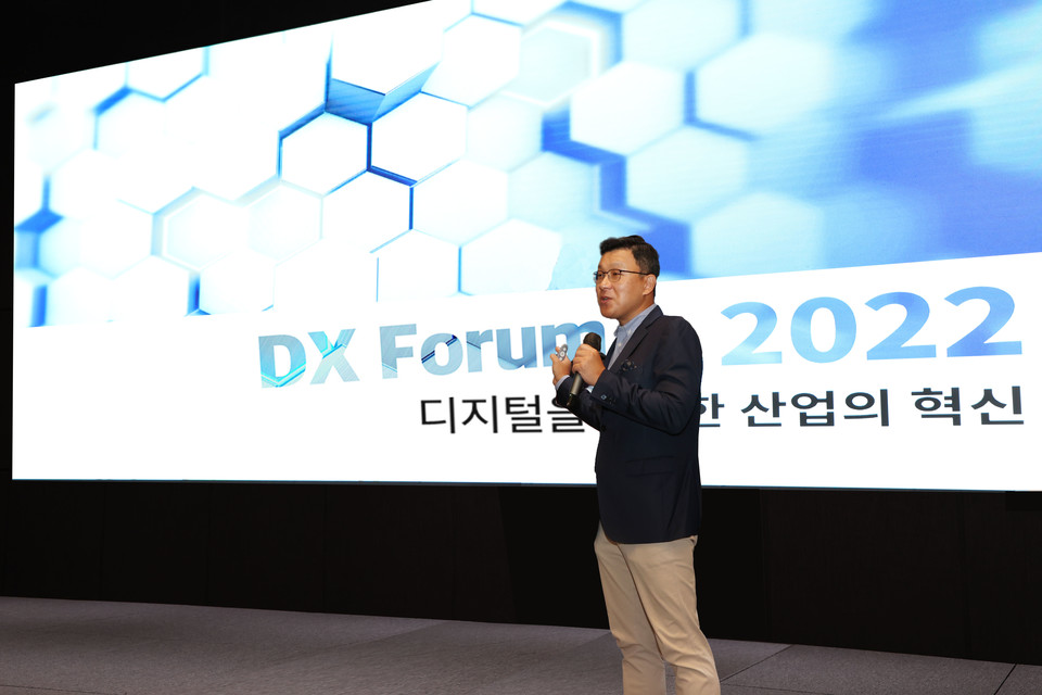 11일 분당두산타워에서 열린 ‘DX Forum 2022’에서 두산에너빌리티 송용진 전략혁신부문장이 인사말을 하고 있다.(사진=두산에너빌리티 제공)