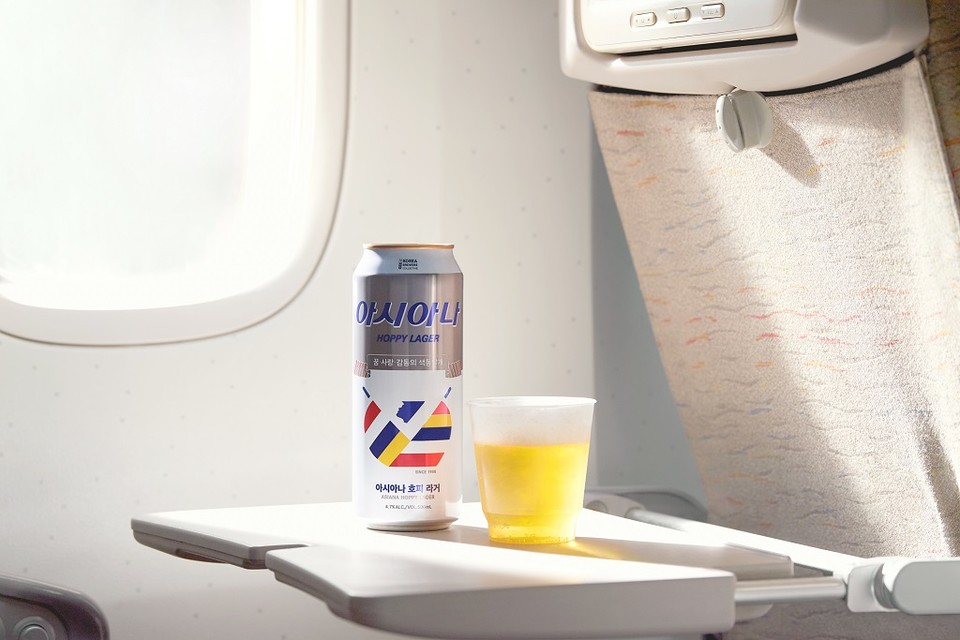 아시아나 호피 라거 기내서비스. (사진=아시아나항공 제공)