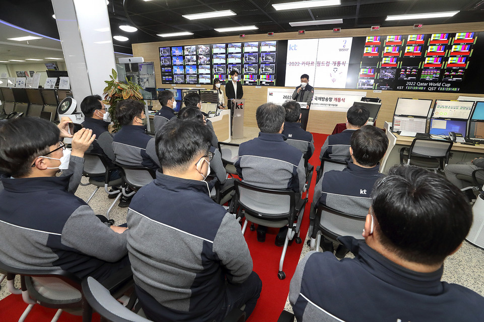 KT 강북강원광역본부장 안치용 전무가 카타르 월드컵 국제방송중계망 개통을 진행하고 있다. (사진=KT 제공)