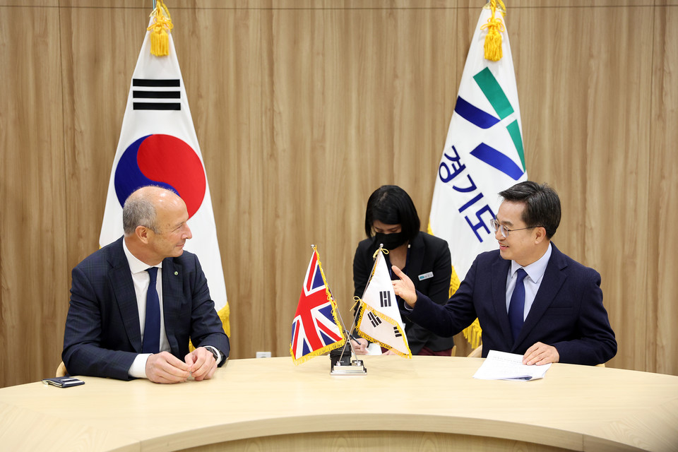 15일 오전 경기도청 도지사 집무실에서 김동연 경기도지사가 카를로스 몬레알 영국 플라스틱에너지 본사 CEO를 만나 환담을 하고 있다. (사진=경기도 제공)