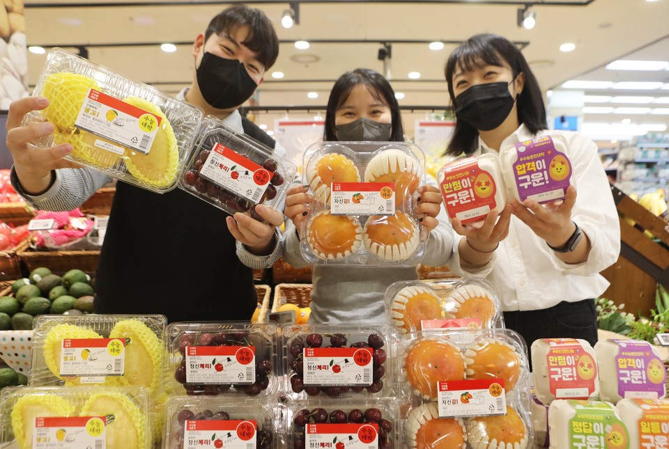 서울 중구 봉래동에 위치한 롯데마트 서울역점에서 수능 응원 간식 4종을 들고 있는 MZ MD(상품기획자)들의 모습(왼쪽부터 송요셉 과일 MD, 최현경 과일 MD, 김다현 계란 MD)(사진=)