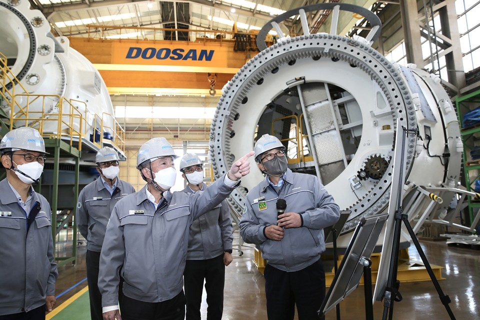 박정원 두산그룹 회장이 15일 경남 창원 두산에너빌리티 풍력공장에서 해상풍력발전기 주요 설비를 살펴보고 있다. (사진=두산 제공)