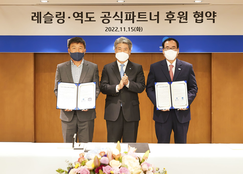 지난 15일 서울 을지로 기업은행 본점에서 열린 ‘레슬링‧역도 공식파트너 후원 협약식‘에서 윤종원 IBK기업은행장(가운데)과 조해상 대한레슬링협회 회장(왼쪽), 최성용 대한역도연맹 회장(오른쪽)이 협약식을 마치고 기념 촬영을 하고 있는 모습. (사진=IBK기업은행 제공)