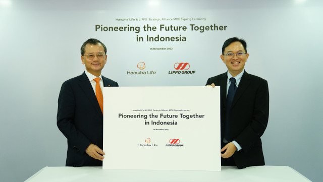 (왼쪽부터)한화생명 여승주 대표이사와 Lippo그룹 아드리안 슈어만(Adrian Suherman) Multipolar 대표가 MOU 체결 후 기념 촬영을 하고 있다. (사진=한화생명 제공)