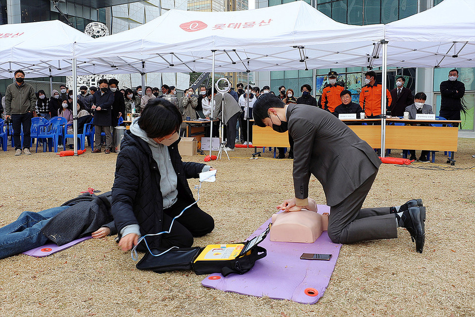 [사진5] 소방경진대회 참가자들이 응급처치 경연을 펼치고 있다.(사진=)